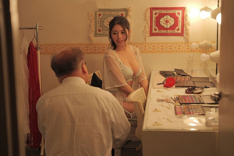 Cô vợ trẻ thiếu thốn tình dục đi làm gái gọi để được thỏa mãn bản thân