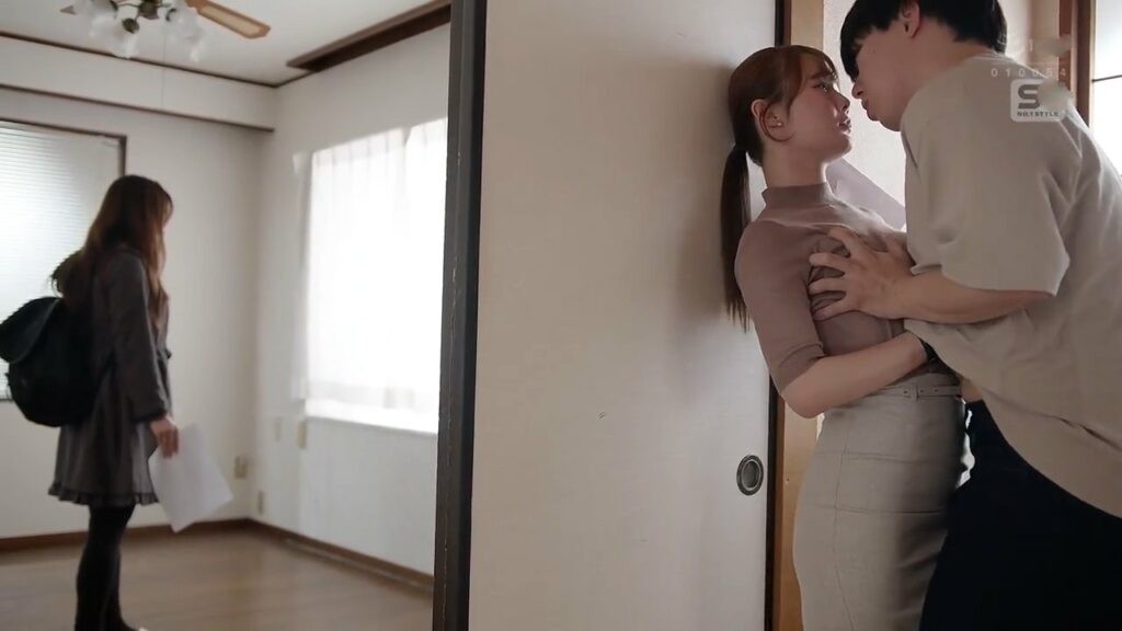 Em nhân viên bất động sản gạ tình khách hàng giàu có dù vợ anh cạnh bên